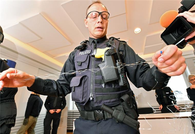 Bremerhavener Polizisten sind mit Tasern sehr zufrieden Test geht weiter: Ein Jahr lang hat die Bremerhavener Polizei die als Taser bekannten Distanz-Elektroimpulsgeräte (DEIG) getestet. Die Beamten sind sehr zufrieden.