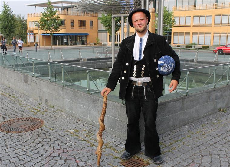 Dieser wandernde Dachdeckergeselle macht jetzt Station in Zeven Ein Jahr lang muss Dachdeckergeselle Nils Boeck noch durchhalten, dann hat er seine „Walz“ nach drei Jahren und einem Tag im September 2019 beendet. In seinem Wanderbuch werden auch die Stempel von Wilstedt und Zeven zu finden sein.