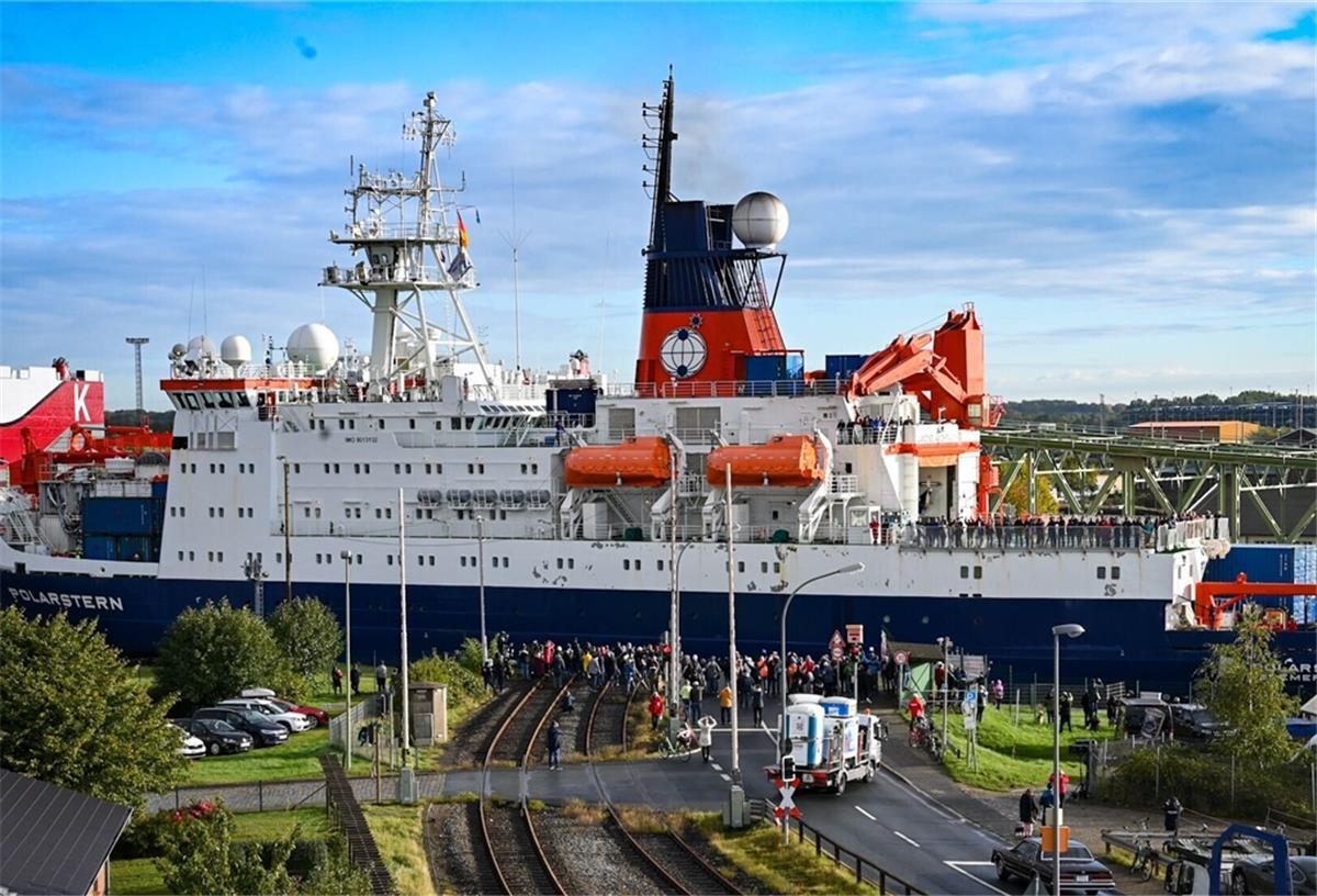 Ein Jahr lang war die „Polarstern“ im arktischen Eis unterwegs. Jetzt ist sie in ihren Heimathafen Bremerhaven zurückgekehrt. 