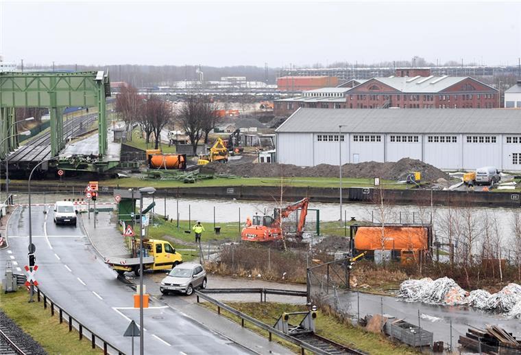 Bremerhaven: Eine Fähre statt der Drehbrücke - aber wann kommt sie? Ein Jahr nach der Havarie der Drehbrücke soll eine Fähre die Verbindung zur Columbusinsel wieder herstellen. Derzeit wird an der Straße zu den Rampen gebaut, zwischen denen die Fähre als Ponton gelegt werden kann.