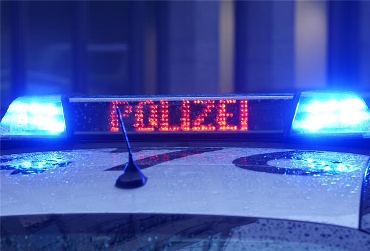 Jugendlicher schlägt mehrfach mit Hammer auf 14-Jährigen Der Schriftzug "Polizei" ist neben dem Blaulicht auf dem Dach eines Polizeiautos zu lesen.