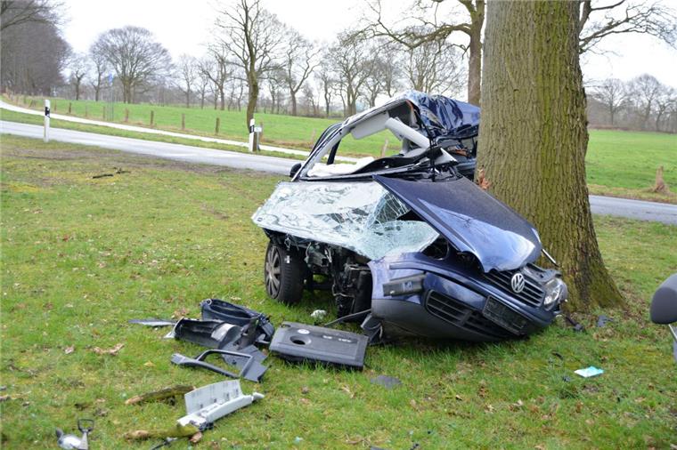 Auto stößt bei Ringstedt gegen Baum: Frau (21) stirbt Ein junge Frau verstirbt bei einem Autounfall zwischen Ringstedt und Kührstedt.