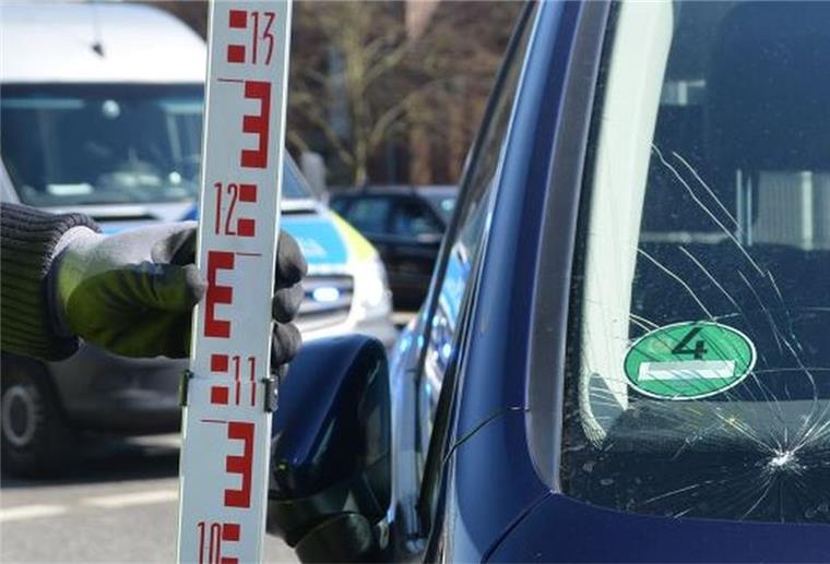 Geestemünde: Autofahrer fährt bei Rot und erfasst Kind Ein Junge ist beim Überqueren der Straße von einem Auto erfasst worden.
