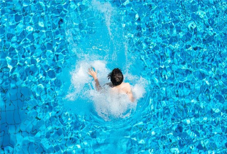 Ein Junge springt ins Wasser. Der Freibad-Sommer in der Samtgemeinde Tarmstedt kann beginnen, nachdem die Personalprobleme gelöst sind. Jetzt braucht es noch gutes Wetter und weiter sinkenden Fallzahlen.