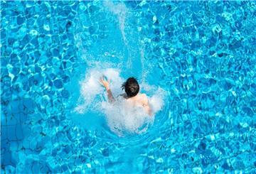Ein Junge springt ins Wasser. Der Freibad-Sommer in der Samtgemeinde Tarmstedt kann beginnen, nachdem die Personalprobleme gelöst sind. Jetzt braucht es noch gutes Wetter und weiter sinkenden Fallzahlen.