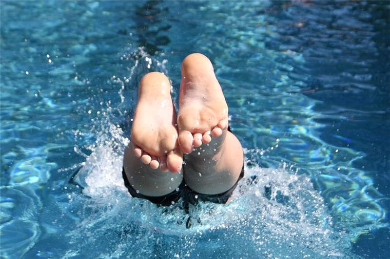 Freibad Kirchtimke: Vorläufige Rettung für wenig Geld möglich? Ein Junge springt mit einem Kopfsprung in das Wasser eines Freibads. Um das in den kommenden zwei Jahren im Timkebad zu ermöglichen, sind aus Sicht des Fördervereins nur 20 000 Euro nötig.