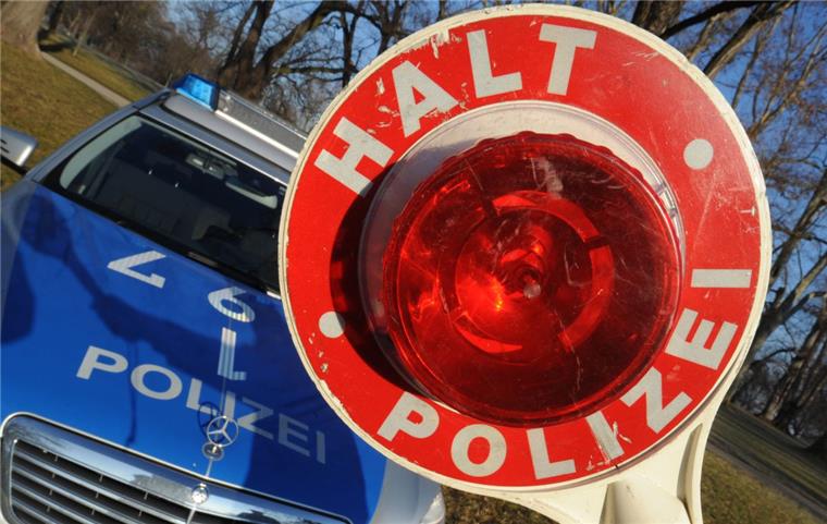 Unfallflucht: Autofahrer lässt schwer verletztes Opfer eingeklemmt in ihrem Wagen zurück Ein junger Autofahrer hat im Kreis Osnabrück einen schweren Unfall verursacht und ist anschließend geflüchtet.