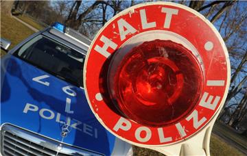 Ein junger Autofahrer hat im Kreis Osnabrück einen schweren Unfall verursacht und ist anschließend geflüchtet. 