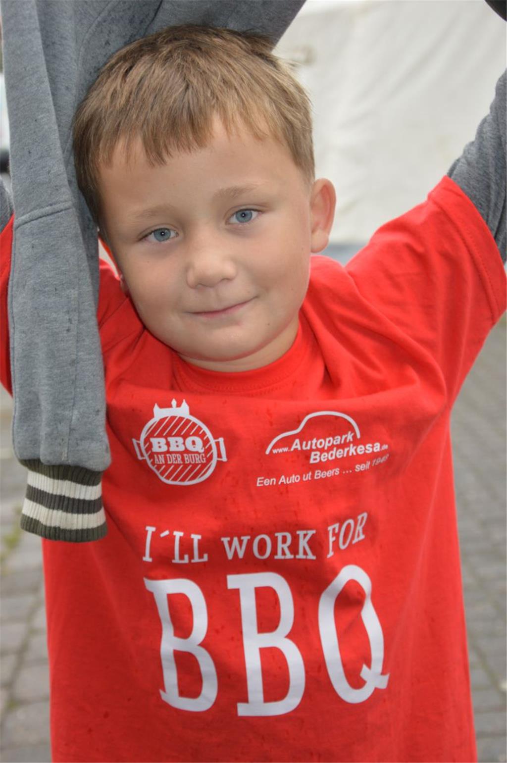 Ein junger Besucher beim BBQ an der Burg. Foto: Schoener