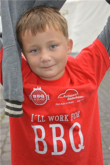 Ein junger Besucher beim BBQ an der Burg. Foto: Schoener