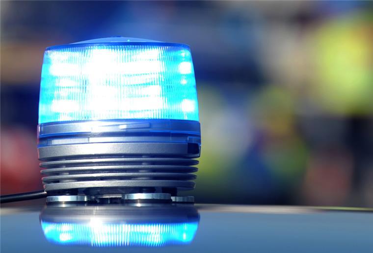 Das Blaulicht eines Streifenwagens der Polizei leuchtet