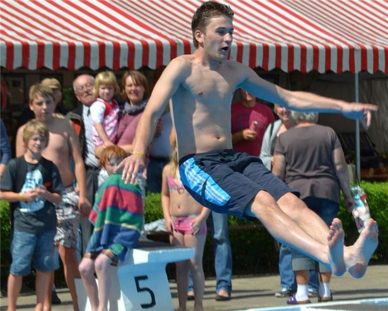 Freibad Kirchtimke: Gutachter plant offenbar etwas zu großzügig Ein junger Mann springt ins Becken des Freibades Kirchtimke. Das Bild enstand zum 50-jährigen Jubiläum 2012. Ob es eine 60-Jahr-Feier geben wird, steht in den Sternen.