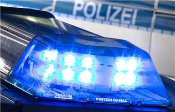 Ein junges Duo soll in Hemmoor einen 19-Jährigen in dessen Wohnung brutal überfallen haben.