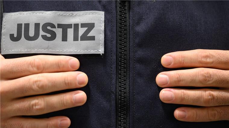 Gericht erlässt Haftbefehl gegen Ex-Steinhoff-Chef Ein Justizbeamter steht in einem Gerichtssaal.
