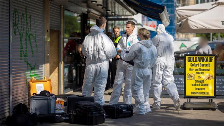 Ein Juweliergeschäft in Hannover wird überfallen, ein Mann schwer verletzt. Nach einem ersten Urteil stehen jetzt zwei weitere Männer vor Gericht - darunter der mutmaßliche Schütze. (Archivbild)