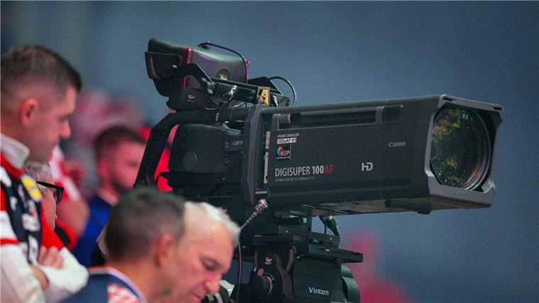 Bildausfall bei Handball-WM: Kameramann kollabiert Ein Kameramann kollabiert bei der Handball-WM und sorgt für einen Bildausfall.