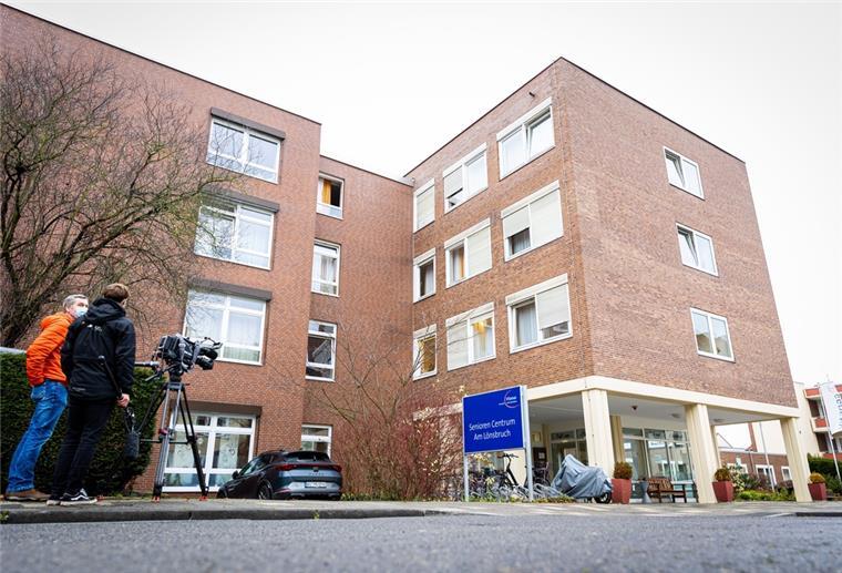 Ein Kamerateam steht vor dem "Senioren Centrum am Lönsbruch". 