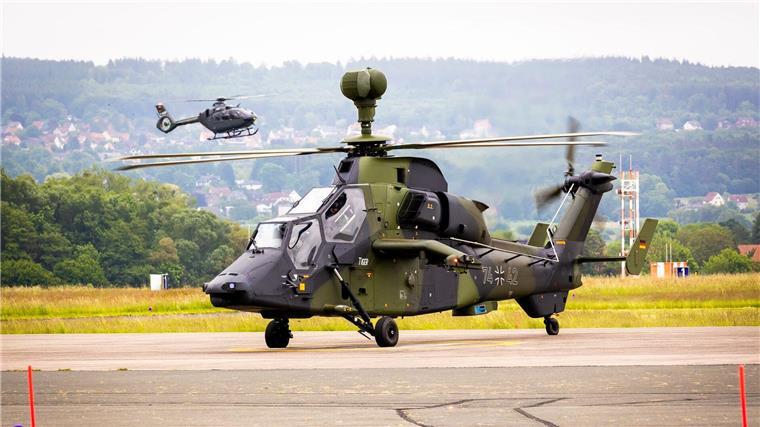 Ein Kampfhubschrauber vom Typ „Eurocopter Tiger“ (vorne) startet auf dem Heeresflugplatz Bückeburg.