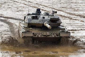 Ein Kampfpanzer der Bundeswehr vom Typ Leopard 2A6 fährt während einer Gefechtsvorführung über den Übungsplatz. 