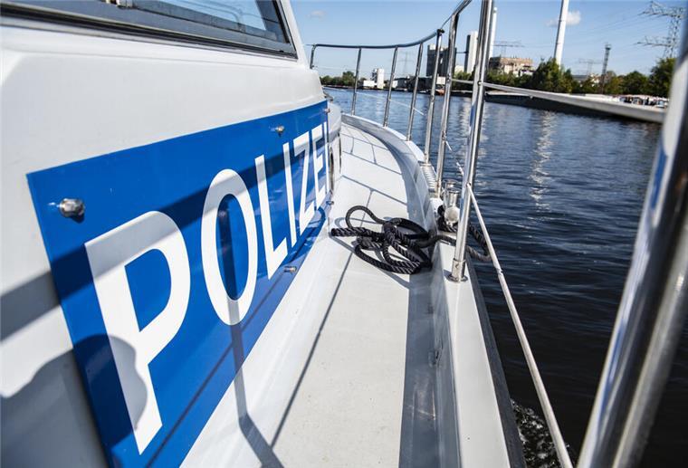 Betrunkener Kapitän schläft ein - und kracht mit seinem Schiff gegen einen Schlepper EIn Schiff der Wasserschutzpolizei musste ausrücken, da ein betrunkener Kapitän während der Fahr eingeschlafen ist.