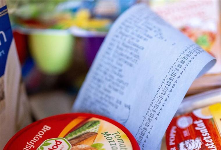 Wovor ihr am meisten Angst habt Ein Kassenbon im Einkaufskorb: Die Menschen in Deutschland fürchten sich einer Umfrage zufolge vor steigenden Lebenshaltungskosten.