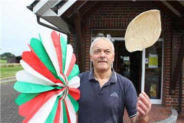 Ein Kenner der italienischen Küche und des Fußballs: Fulvio Arzaroli betreibt in Lunestedt ein italienisches Restaurant.  