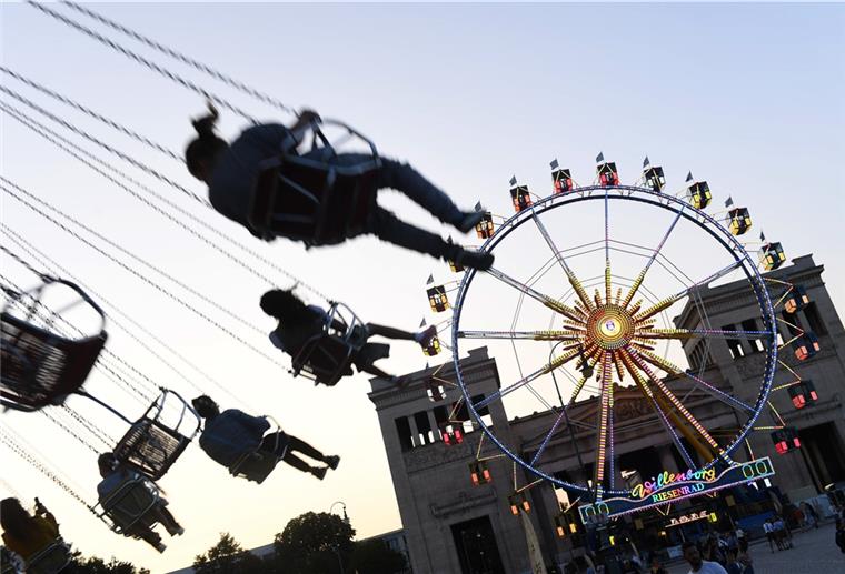 Kettenkarussell und Riesenrad in der Abenddämmerung