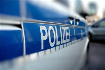 Ein Kind hat sich am Donnerstag in Bremerhaven in ein Auto eingeschlossen. Ein Polizist musste eine Scheibe des Wagens einschlagen.