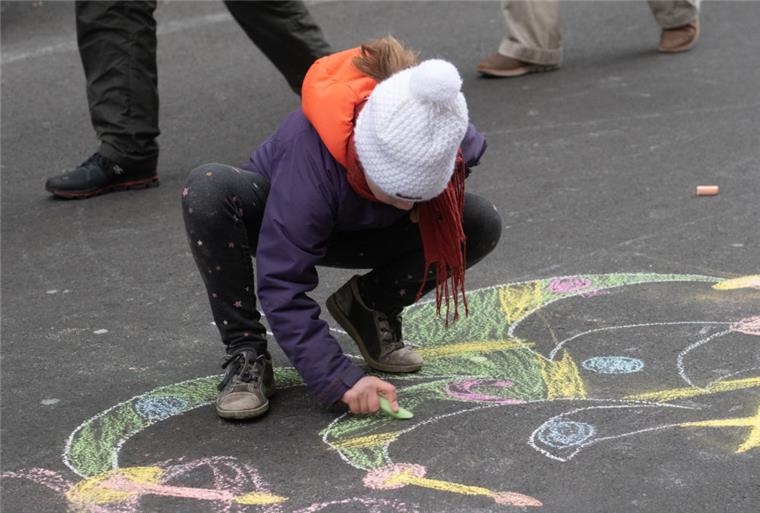Eltern verraten, was sie an ihren Kindern nervt Ein Kind malt auf einer Straße. Nicht immer beschäftigen sich Kinder so selbstständig - zum Leidwesen der Eltern.