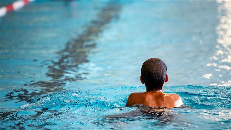 „Freikarte“ für Kinder und Jugendliche in Bremen verlängert Ein Kind schwimmt in einem Schwimmbad.