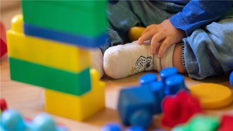 Zu wenig Erzieher und Kita-Plätze: Kita-Gipfel sucht Lösung Ein Kind spielt in einer Kita.