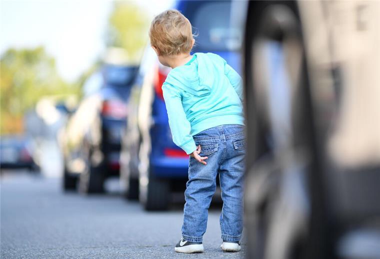 Gut gemeint, aber gefährlich: Kindern als Autofahrer besser nicht zuwinken Kind steht zwischen parkenden Autos. Ein Kind am Bordstein – was tun? Winken kann gefährlich sein und zu Unfällen führen.