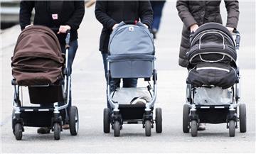 Ein Kinderwagen ist in Otterndorf in einen See gerollt. Zeugen handelten blitzschnell.