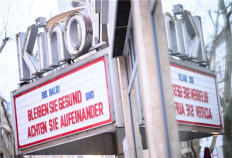 Niedersachsen: Kulturbetriebe öffnen frühestens 8. Juni Ein Kinobesuch ist wegen der Corona-Pandemie derzeit nicht möglich.