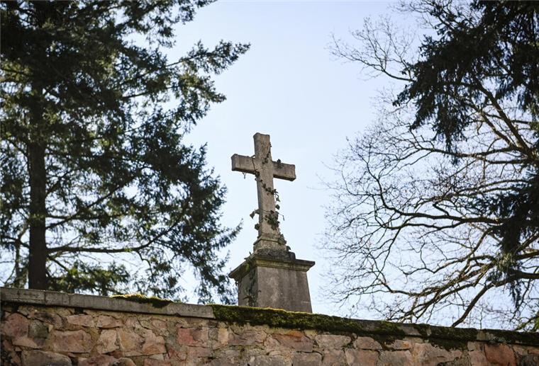 Kirchenaustritt leicht gemacht: So funktioniert es problemlos Ein Steinkreuz auf einer Mauer.