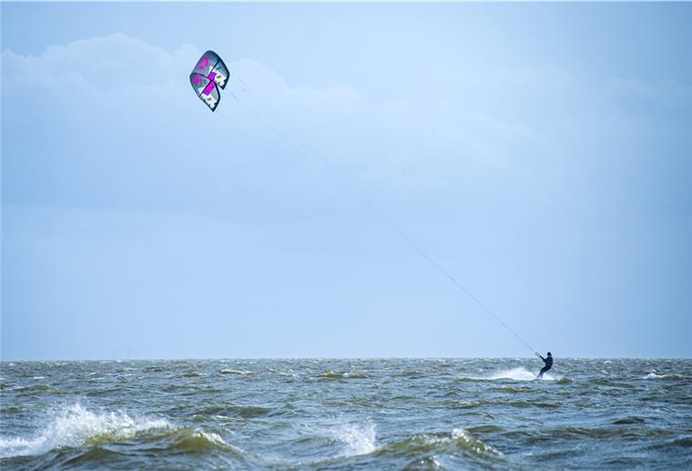 Kitesurfen im Wattenmeer: Kompromiss gefunden Ein Kitesurfer surft auf der Nordsee zwischen dem Festland und der Insel Juist. Für das Kitesurfen im niedersächsischen Nationalpark Wattenmeer sollen künftig neue Regeln gelten.