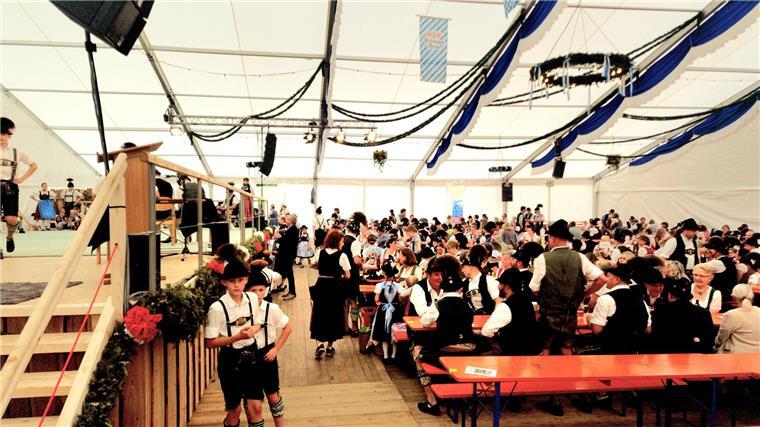 Schriftsteller Kaminer: „Bräuche halten die Gesellschaft zusammen“ Ein Klassiker unter den Orten, an denen in Deutschland gefeiert wird: Das Festzelt. Hier in Bayern.