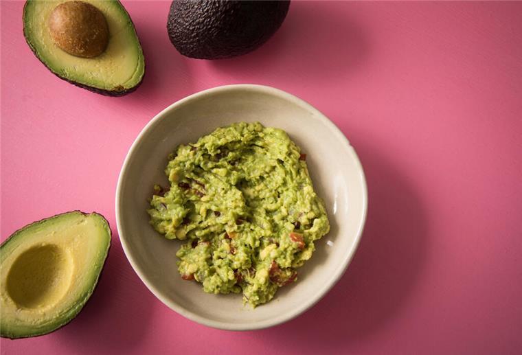 ILLUSTRATION - Zerdrückte und gewürzte Avocado bietet sich als leckerer pflanzlicher Brotaufstrich an. (zu dpa: «Fix zusammengerührt: Leckere Brotaufstriche selbst machen») Foto: Christin Klose/dpa-tmn - Honorarfrei nur für Bezieher des dpa-Themendienstes +++ dpa-Themendienst +++