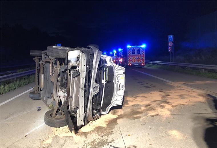 Ein Kleinbus ist auf der A27 auf die Seite gekippt.