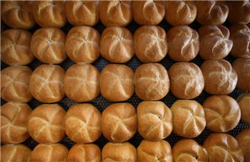 Ein kleines Dankeschön: Wer zehn Brötchen kauft, erhält eines umsonst – nur eine Vergünstigung von vielen, die durch die Ehrenamtskarte der Stadt Geestland möglich werden