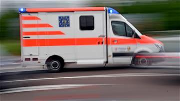 Ein Kleinkind und zwei Erwachsene werden bei einem Verkehrsunfall verletzt. (Symbolbild)