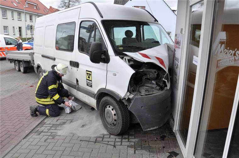 Nordenham: Transporter rast in Bäckerei Ein Kleintransporter ist am Montagnachmittag in Nordenham in eine Backstube gerast.