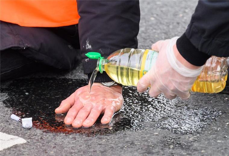 Jetzt wird‘s teuer! Klimakleber sollen Polizeieinsätze bezahlen Ein Klimaaktivist hat sich mit der Handfläche am Asphalt festgeklebt. Demnächst sollen auch in Bremerhaven und Bremen Gebühren für den Polizeieinsatz erhoben werden.