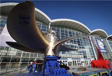 Hamburg: Ein knapp 35 Tonnen schwerer Schiffspropeller der Mecklenburger Metallguss GmbH (MMG) wird bei einem Pressetermin zur Schiffbaumesse SMM 2022 vor den Messehallen aufgebaut.