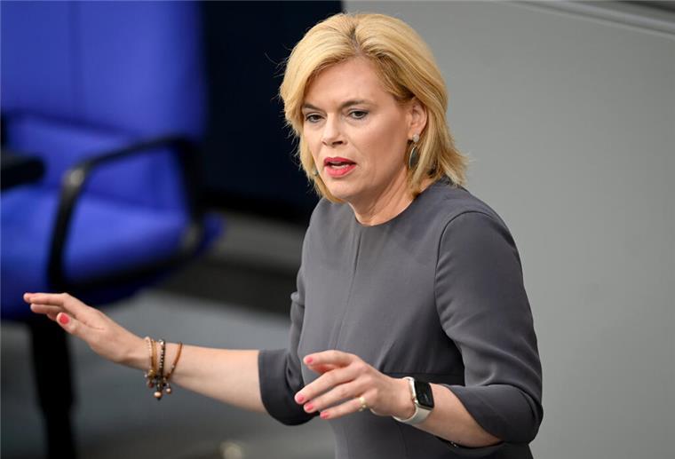 Debatte um Mord in Aschaffenburg - Julia Klöckner steht in der Kritik Julia Klöckner (CDU), Mitglied des Deutschen Bundestages, spricht im Plenum des Bundestages.