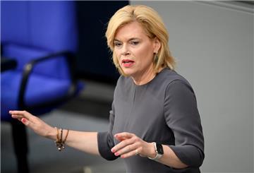  Julia Klöckner (CDU), Mitglied des Deutschen Bundestages, spricht im Plenum des Bundestages.