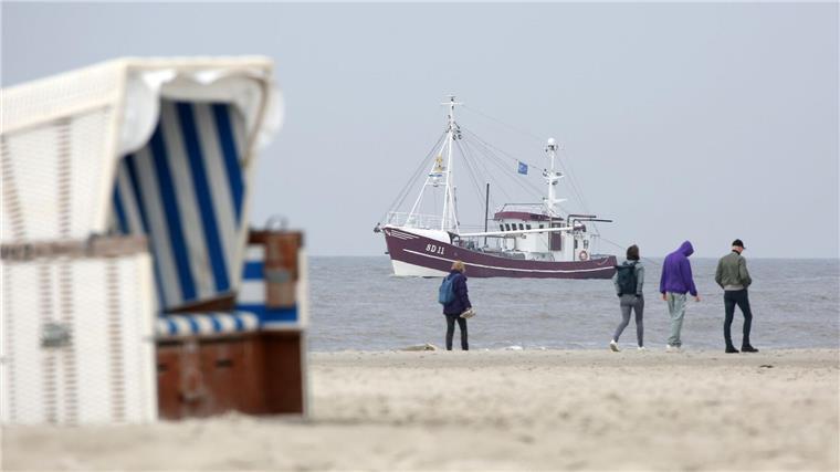 Frühe Osterferien: Noch freie Betten in den Ferienorten Ein Krabbenkutter fährt auf der Nordsee am Strand von St. Peter-Ording entlang.