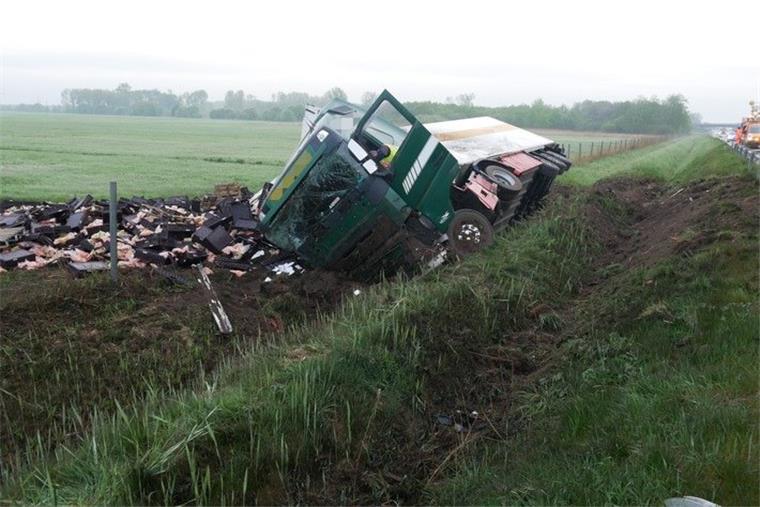 A1 bei Bockel: Sattelzug landet im Seitenraum Ein Kraftfahrer hat am Montagmorgen auf der A1 bei Bockel die Kontrolle über sein Fahrzeug verloren.