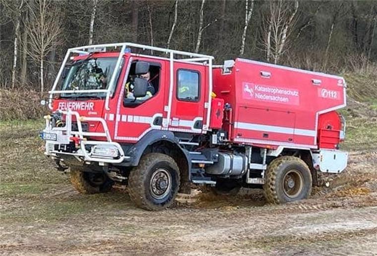 Waldbrände: Lehnstedter Feuerwehr testet Spezialfahrzeug Ein Kraftpaket: Die Lehnstedter Feuerwehrleute haben den CCFM 3000 „Niedersachsen“ ausgiebig im Gelände getestet.