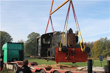Ein Kran hievt die Rangierlok „Köf II“ vorsichtig in das Gleisbett des Bahnhofs in Ostereistedt.